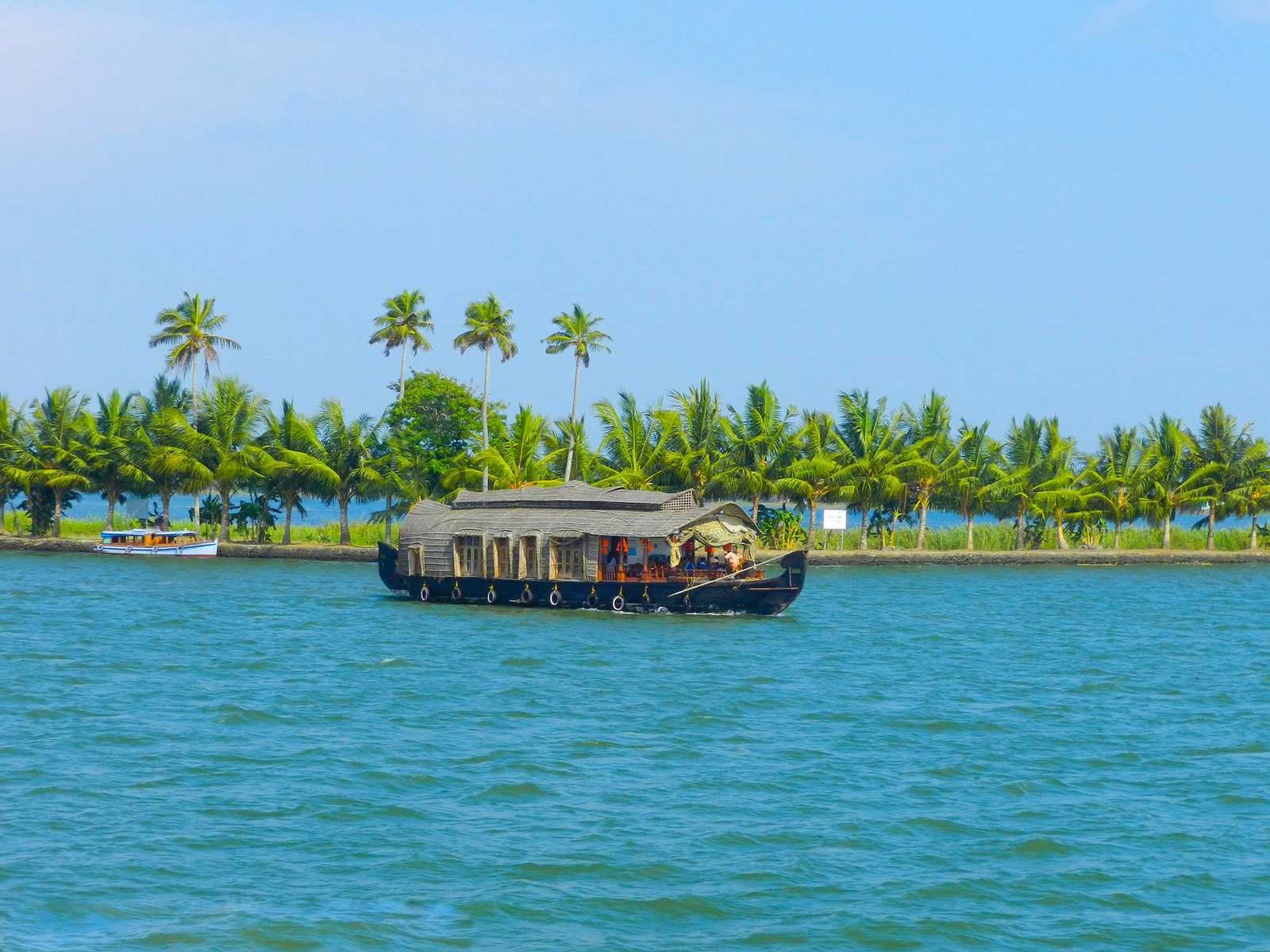 Munnar- Kumarakom-Kovalam Tour Package